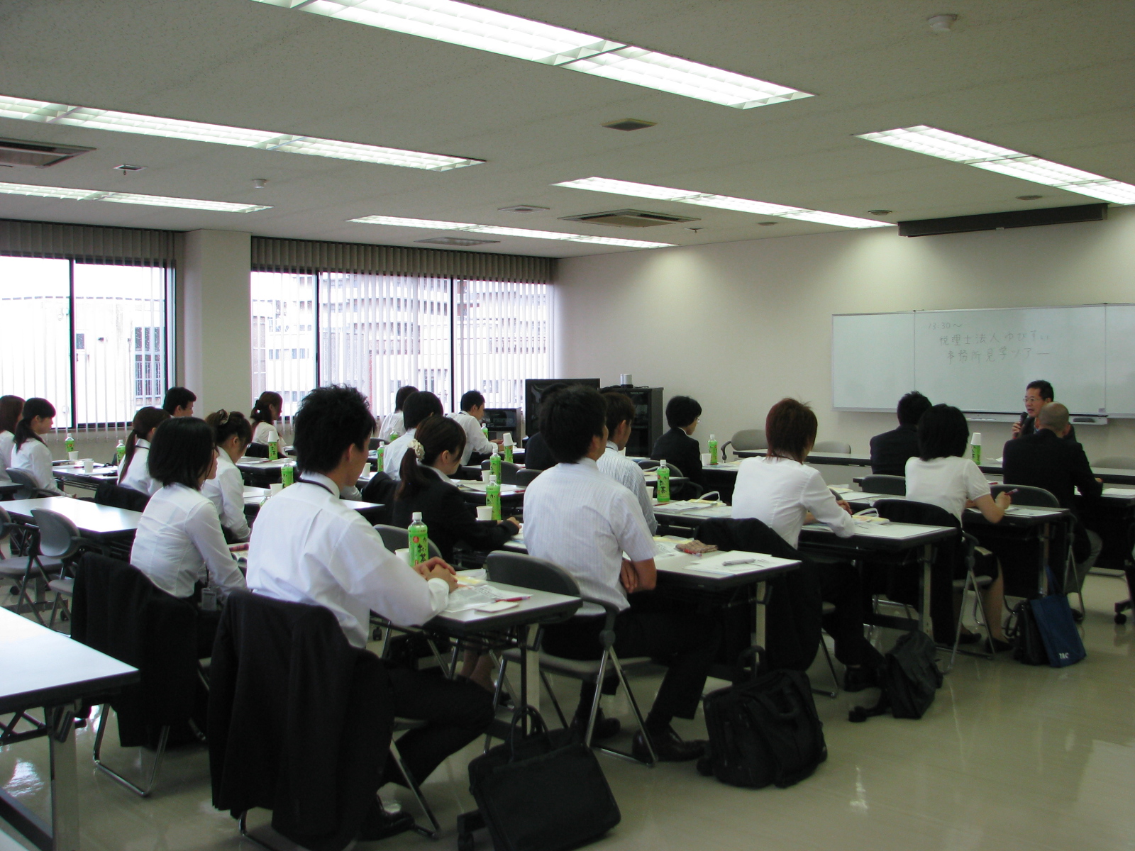 昨年の事務所見学ツアーの模様